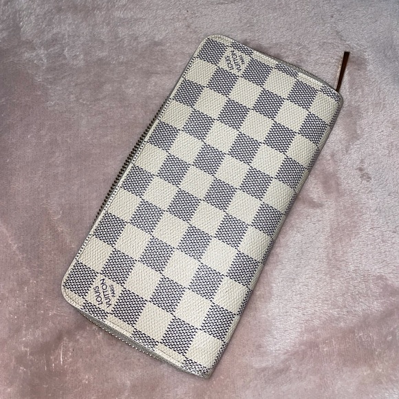 Louis Vuitton Handbags - ✨Louis Vuitton Damier Zippy Wallet✨